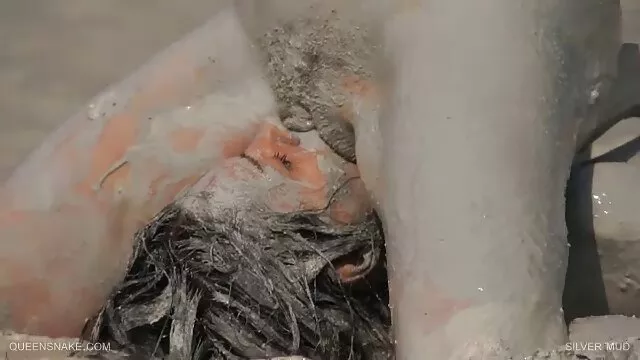 Harley ցույց է զուտ հասուն տեսանյութեր տալիս մազոտ մերկ մարմինը բազմոցի վրա