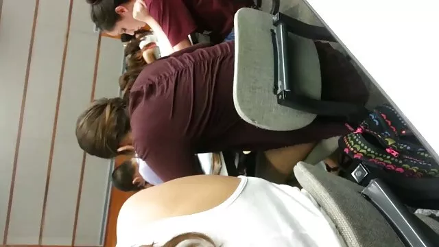Նա ապխտած աղջկա հասուն տատիկներ դեմքը blindfolded.