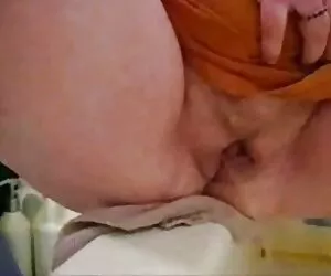 Cute աղջիկ chews իր հասուն կին սեքս ընկերուհու,